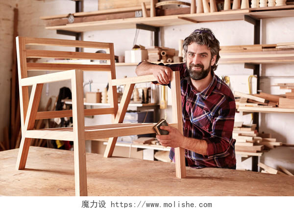 木制品工作室工匠家具设计师和木匠的成品图